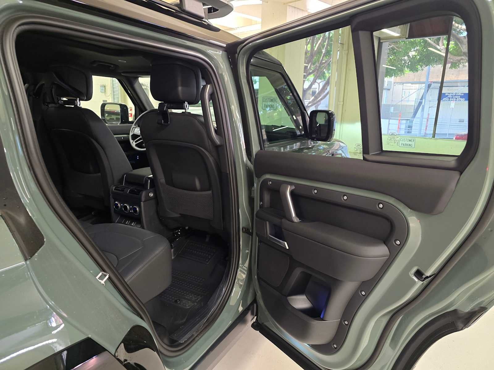 2026 Land Rover Defender Trophy Edition Keswick 110 P400