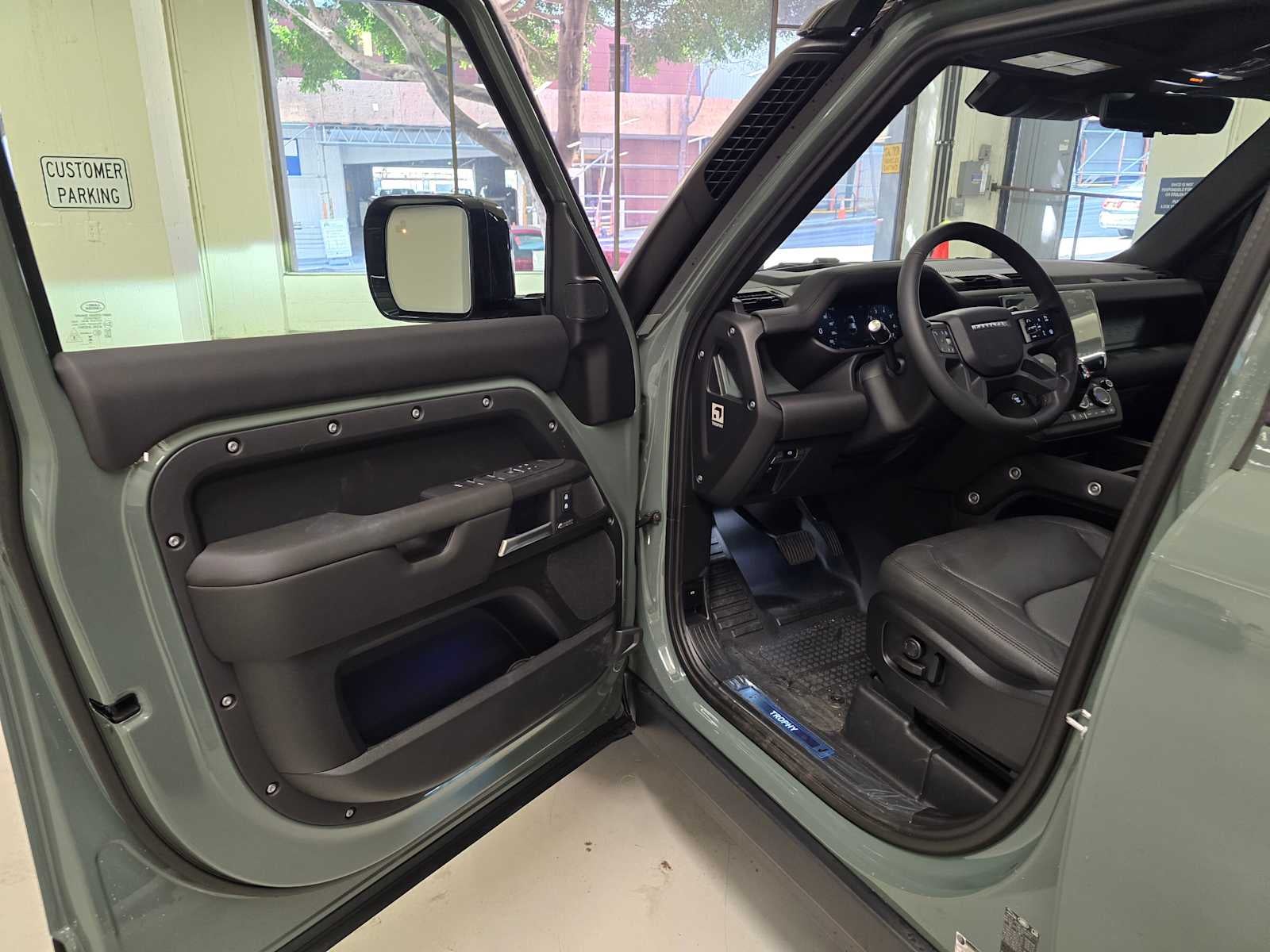 2026 Land Rover Defender Trophy Edition Keswick 110 P400