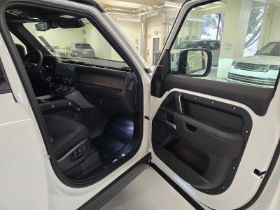 2026 Land Rover Defender V8 110 P525