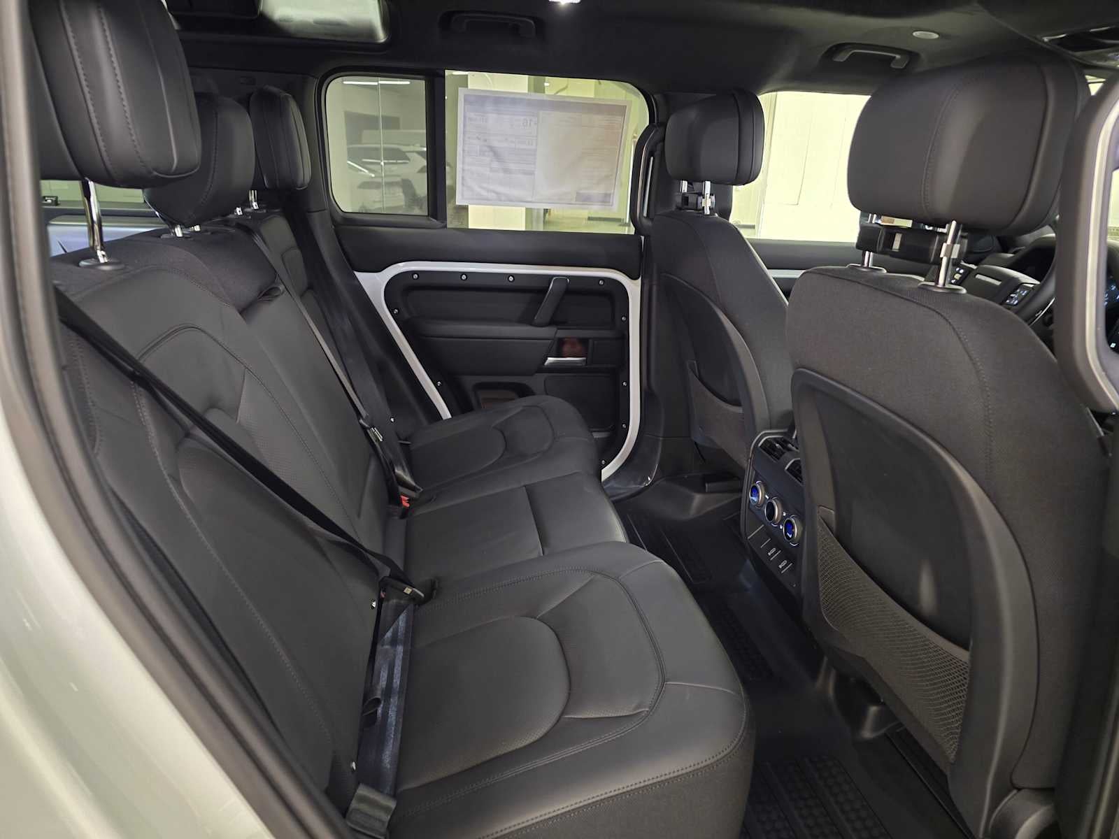 2026 Land Rover Defender V8 110 P525