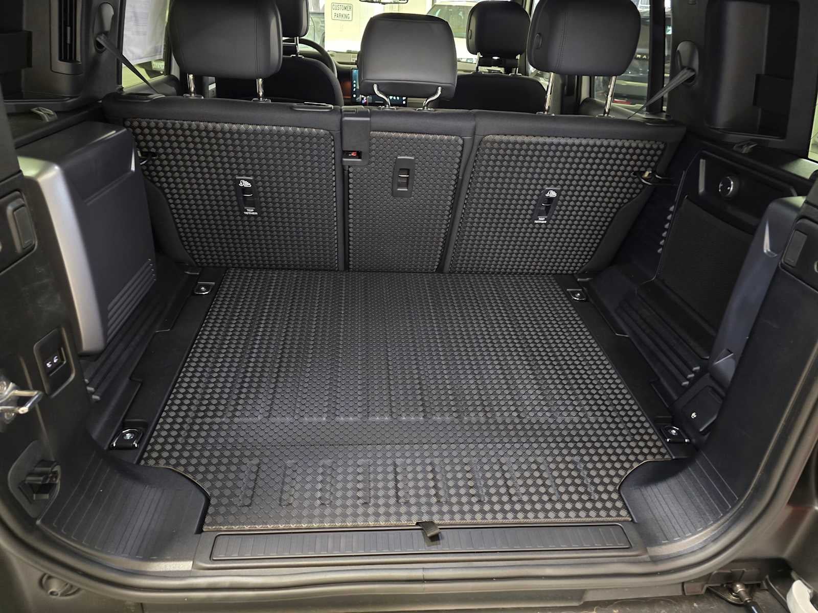 2026 Land Rover Defender V8 110 P525