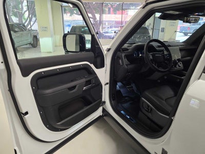 2026 Land Rover Defender V8 110 P525