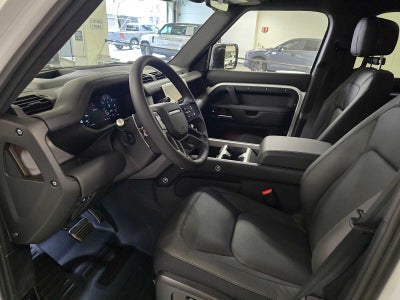 2026 Land Rover Defender V8 110 P525