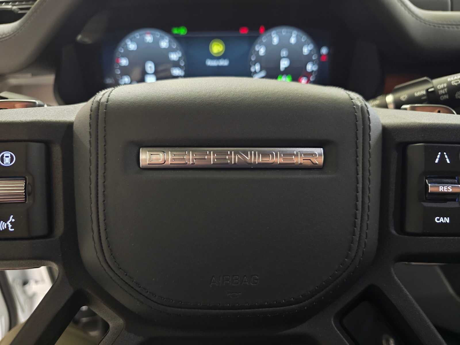 2026 Land Rover Defender V8 110 P525