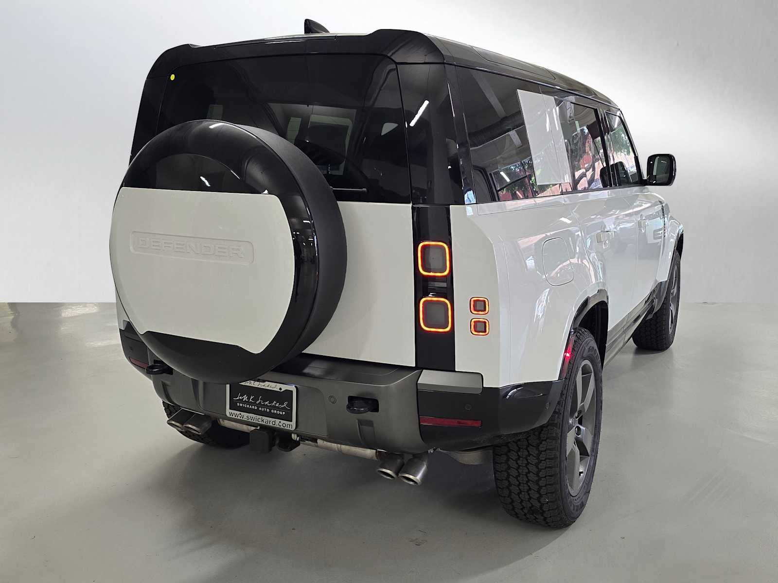 2026 Land Rover Defender V8 110 P525