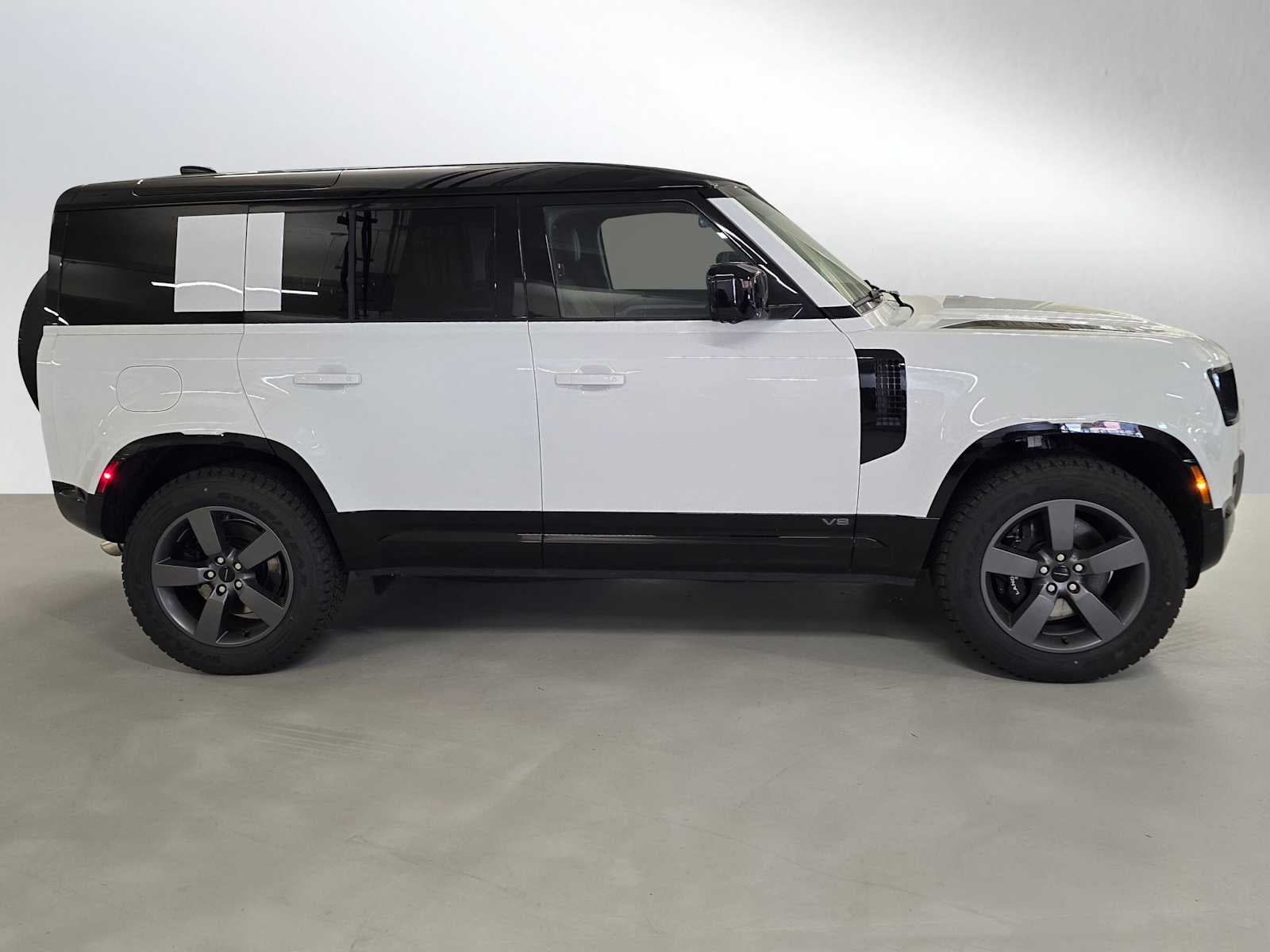 2026 Land Rover Defender V8 110 P525
