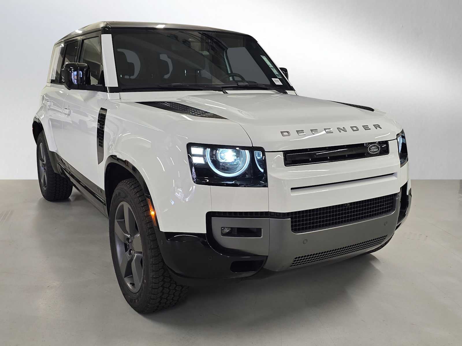 2026 Land Rover Defender V8 110 P525