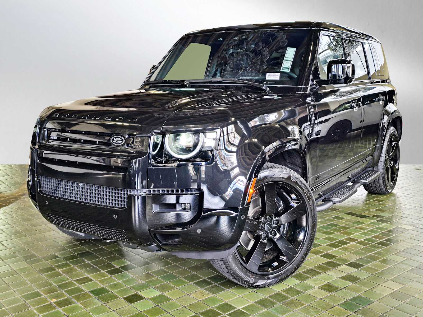 2026 Land Rover Defender V8 110 P525