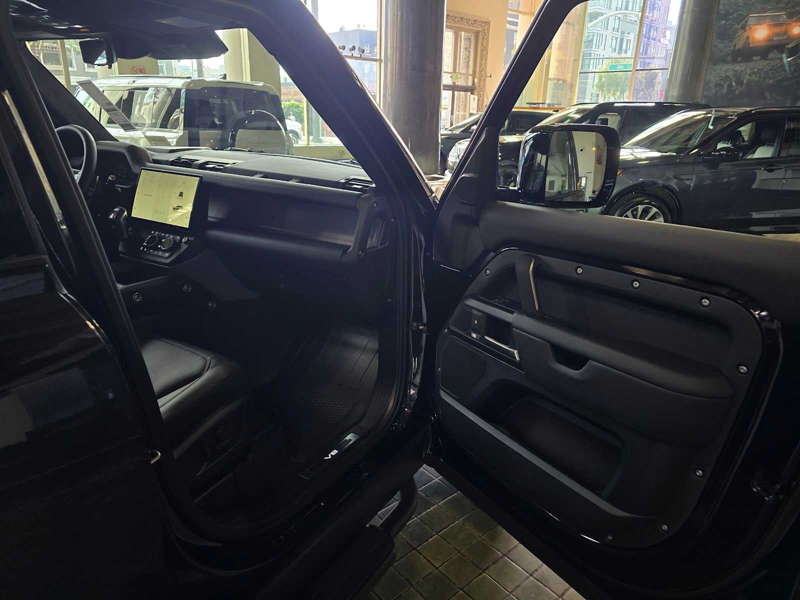 2026 Land Rover Defender V8 110 P525