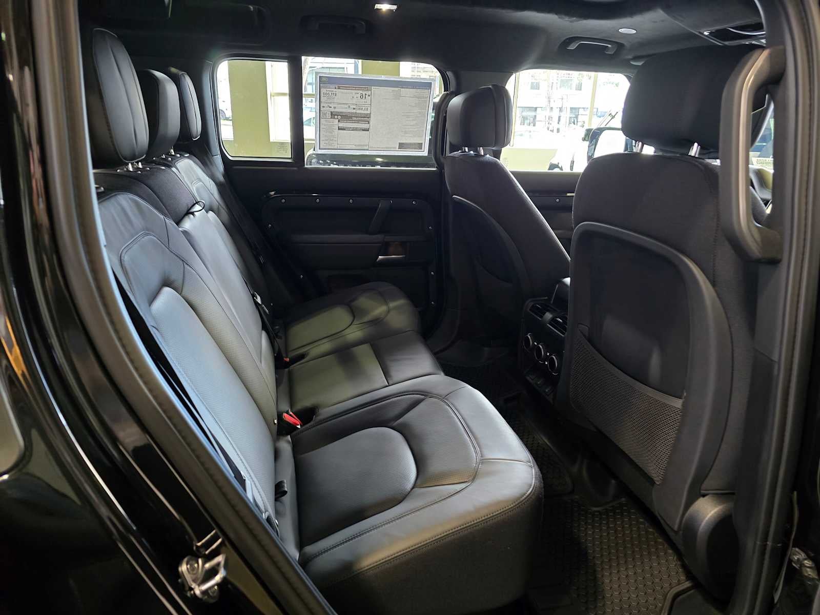 2026 Land Rover Defender V8 110 P525