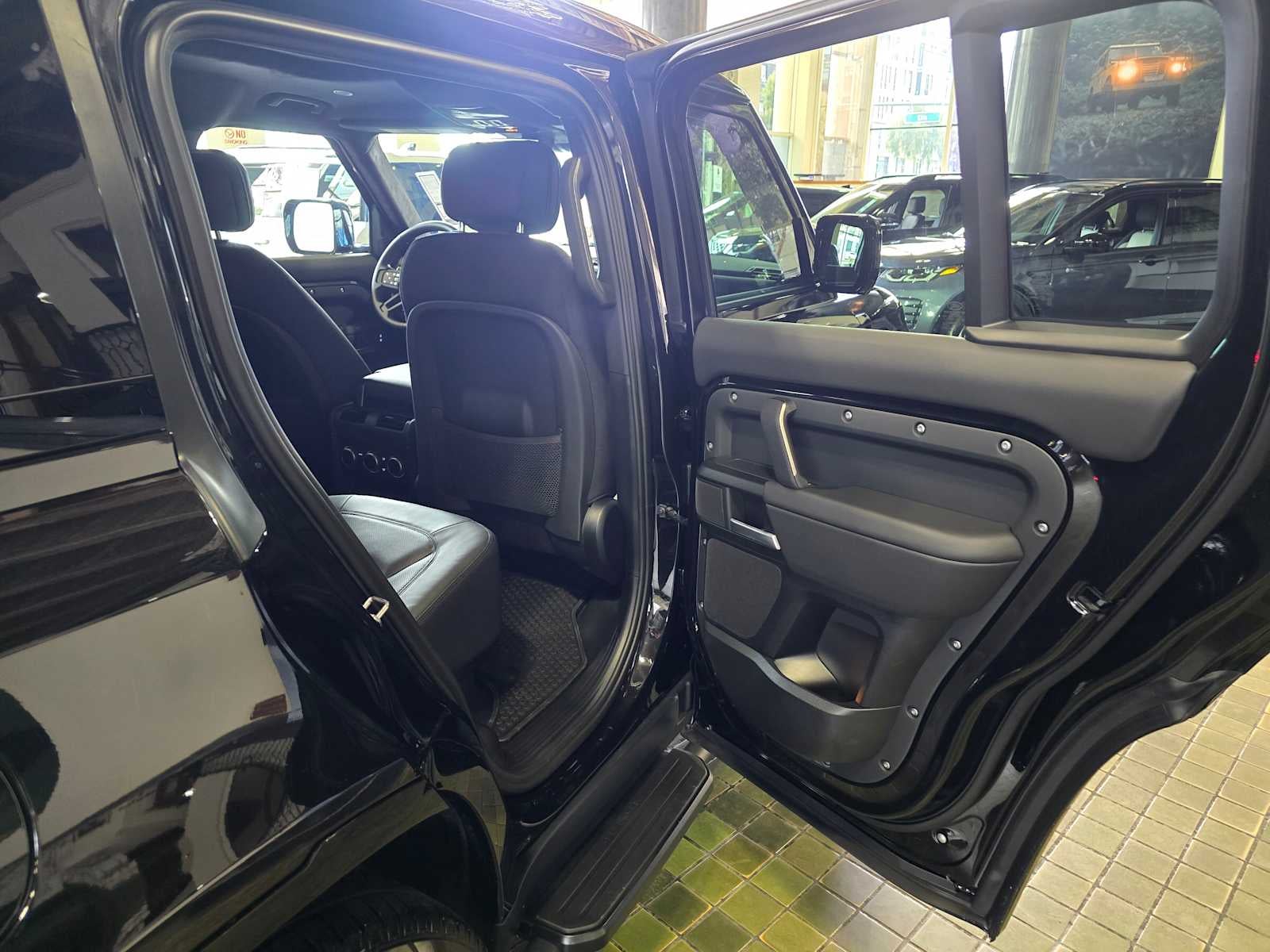 2026 Land Rover Defender V8 110 P525
