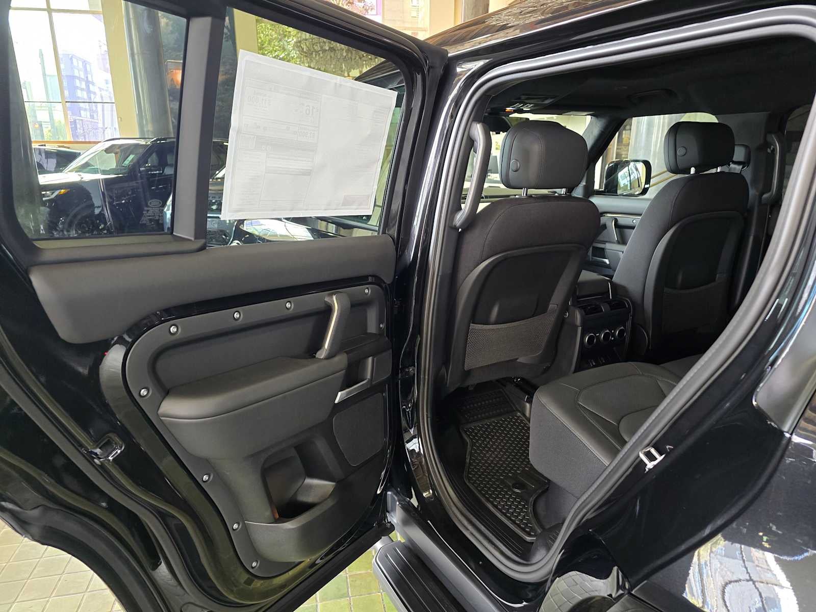 2026 Land Rover Defender V8 110 P525