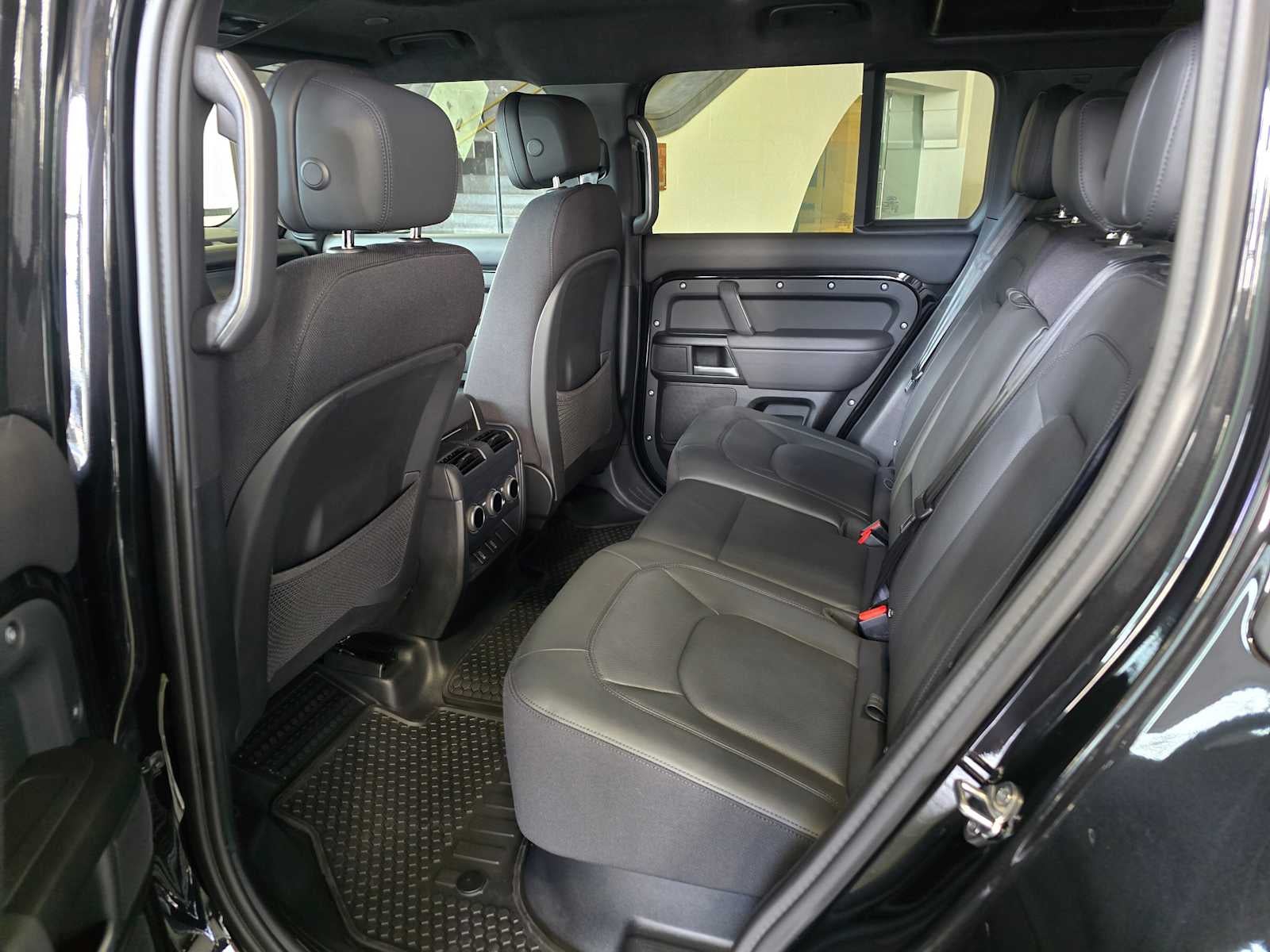 2026 Land Rover Defender V8 110 P525