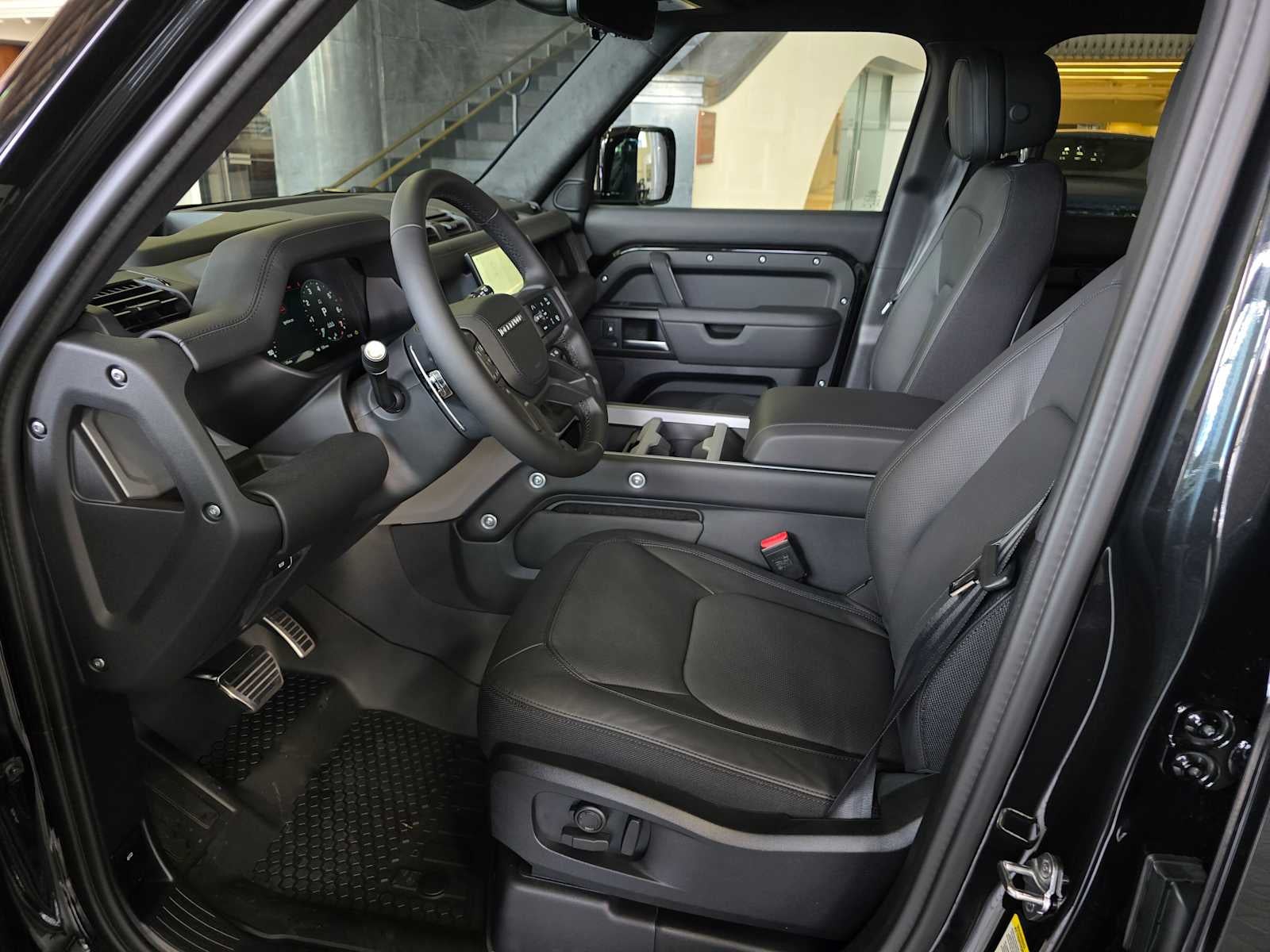 2026 Land Rover Defender V8 110 P525