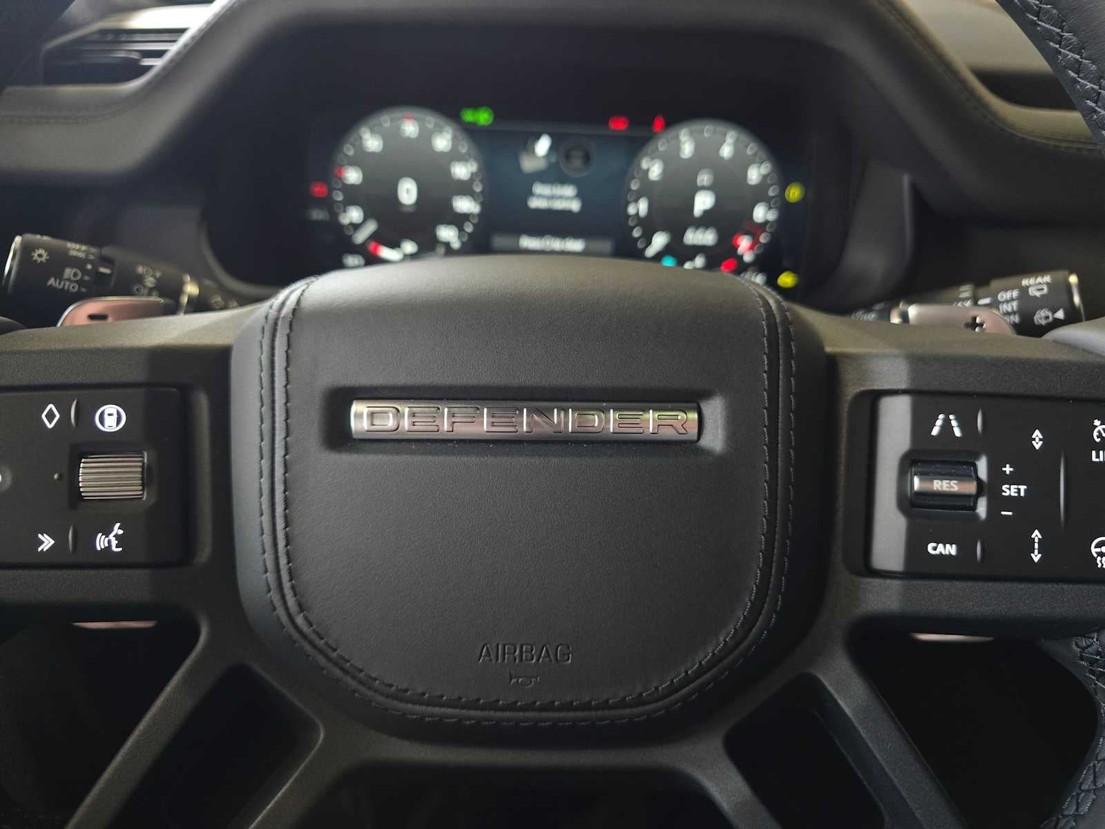 2026 Land Rover Defender V8 110 P525