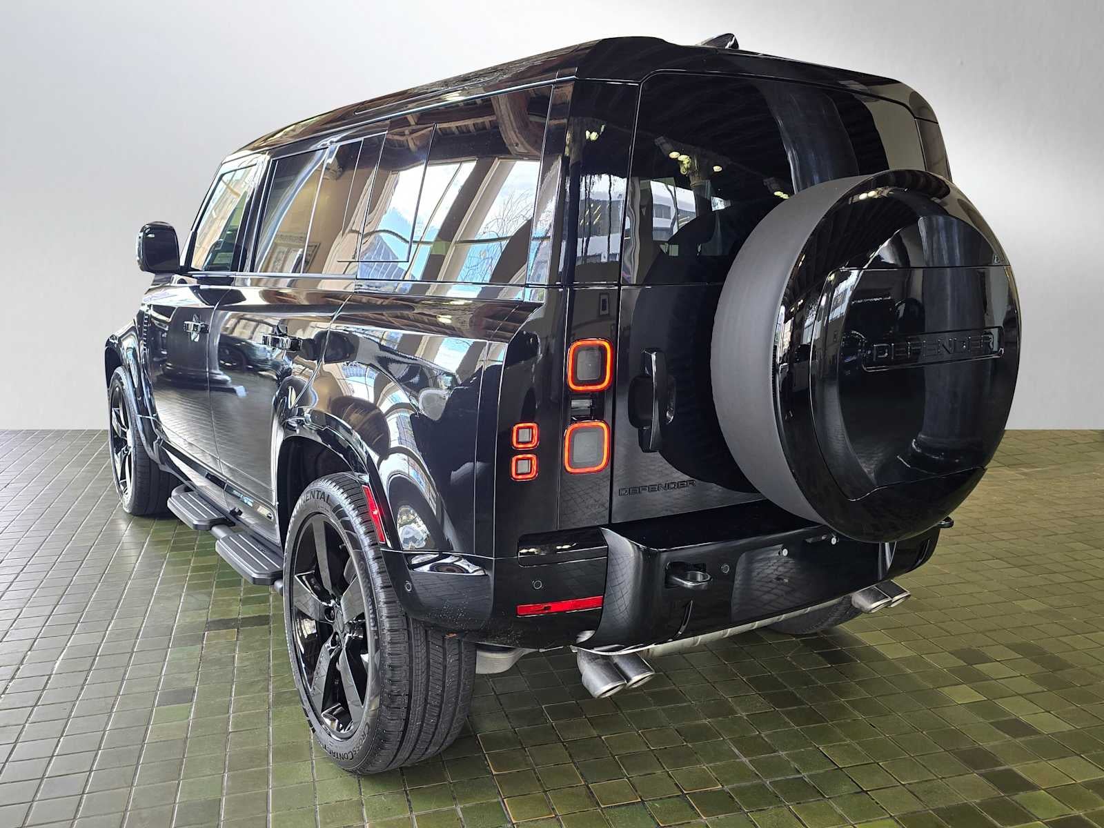 2026 Land Rover Defender V8 110 P525