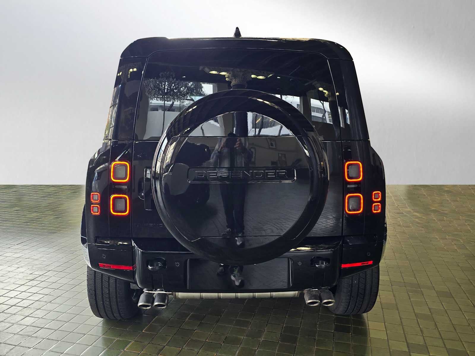 2026 Land Rover Defender V8 110 P525