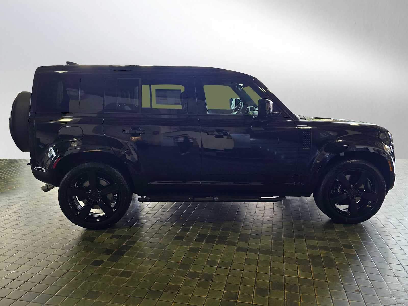 2026 Land Rover Defender V8 110 P525