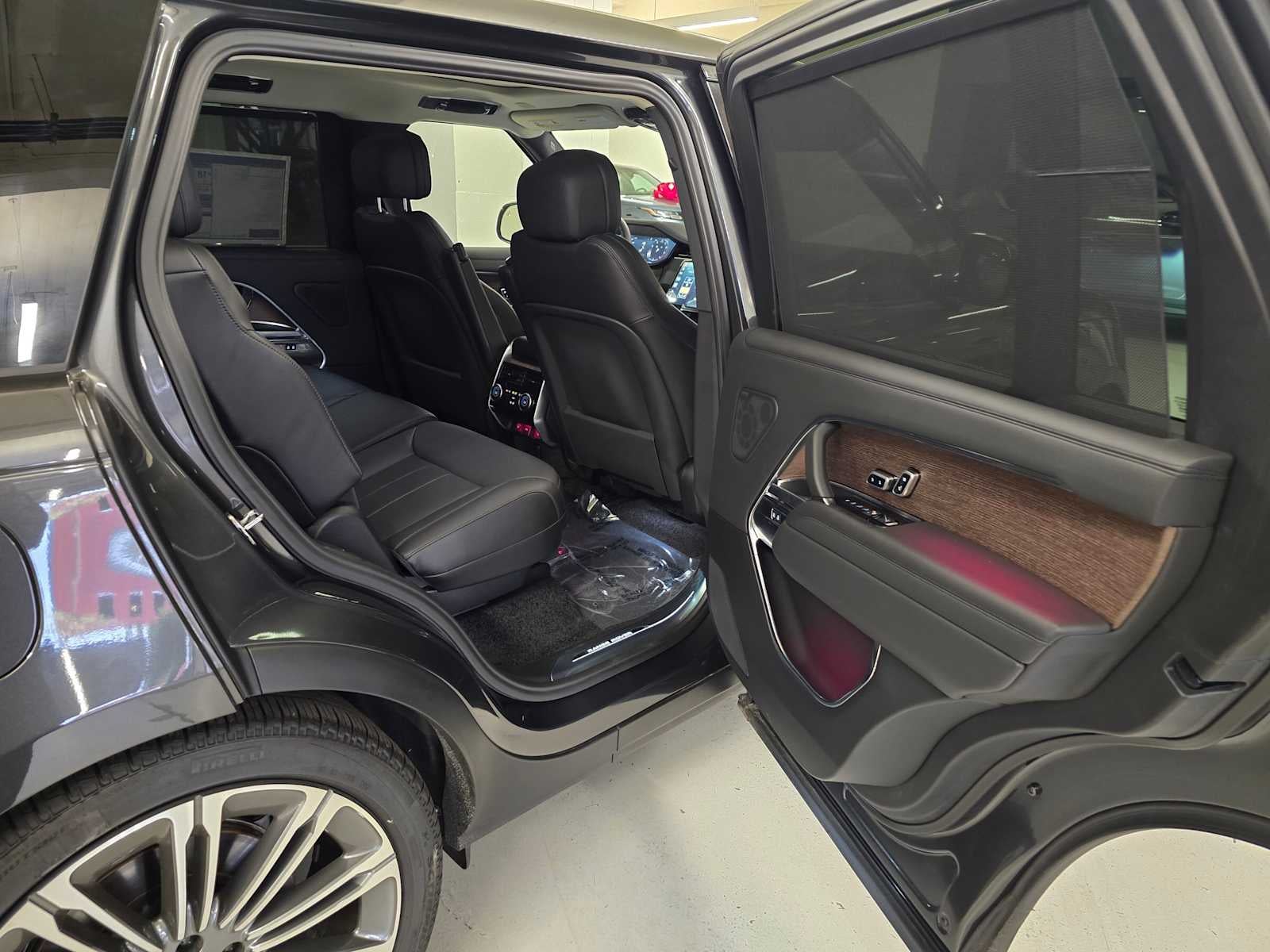2025 Land Rover Range Rover SE