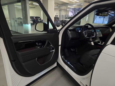 2025 Land Rover Range Rover SE
