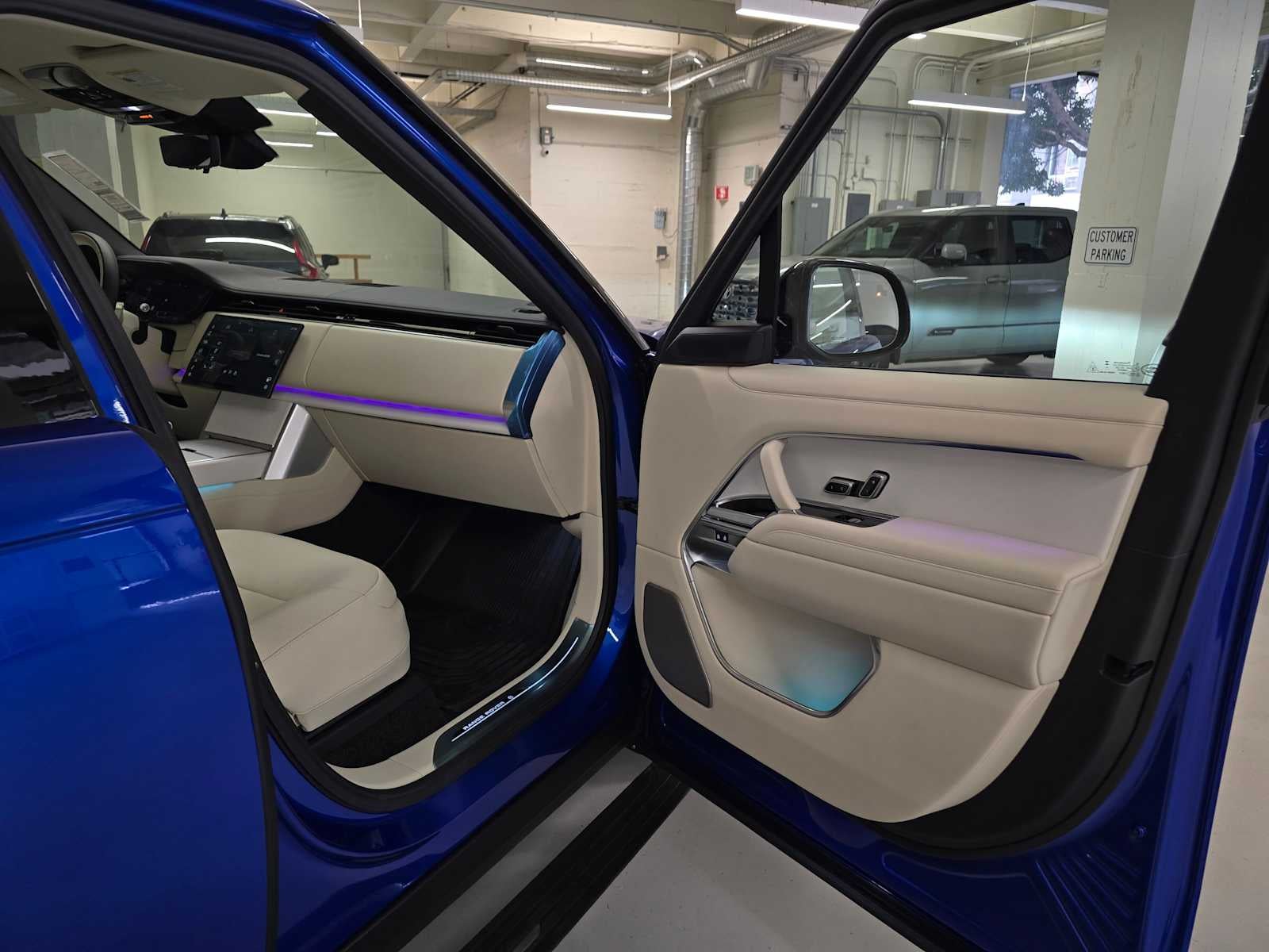 2025 Land Rover Range Rover SV