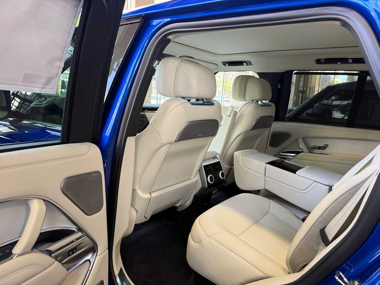 2025 Land Rover Range Rover SV