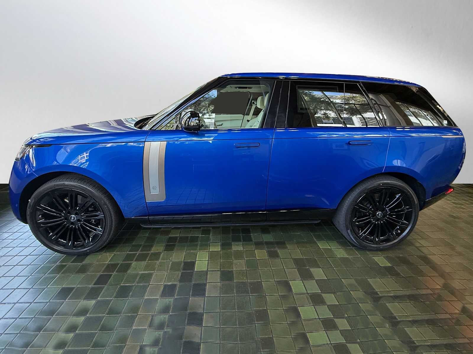 2025 Land Rover Range Rover SV