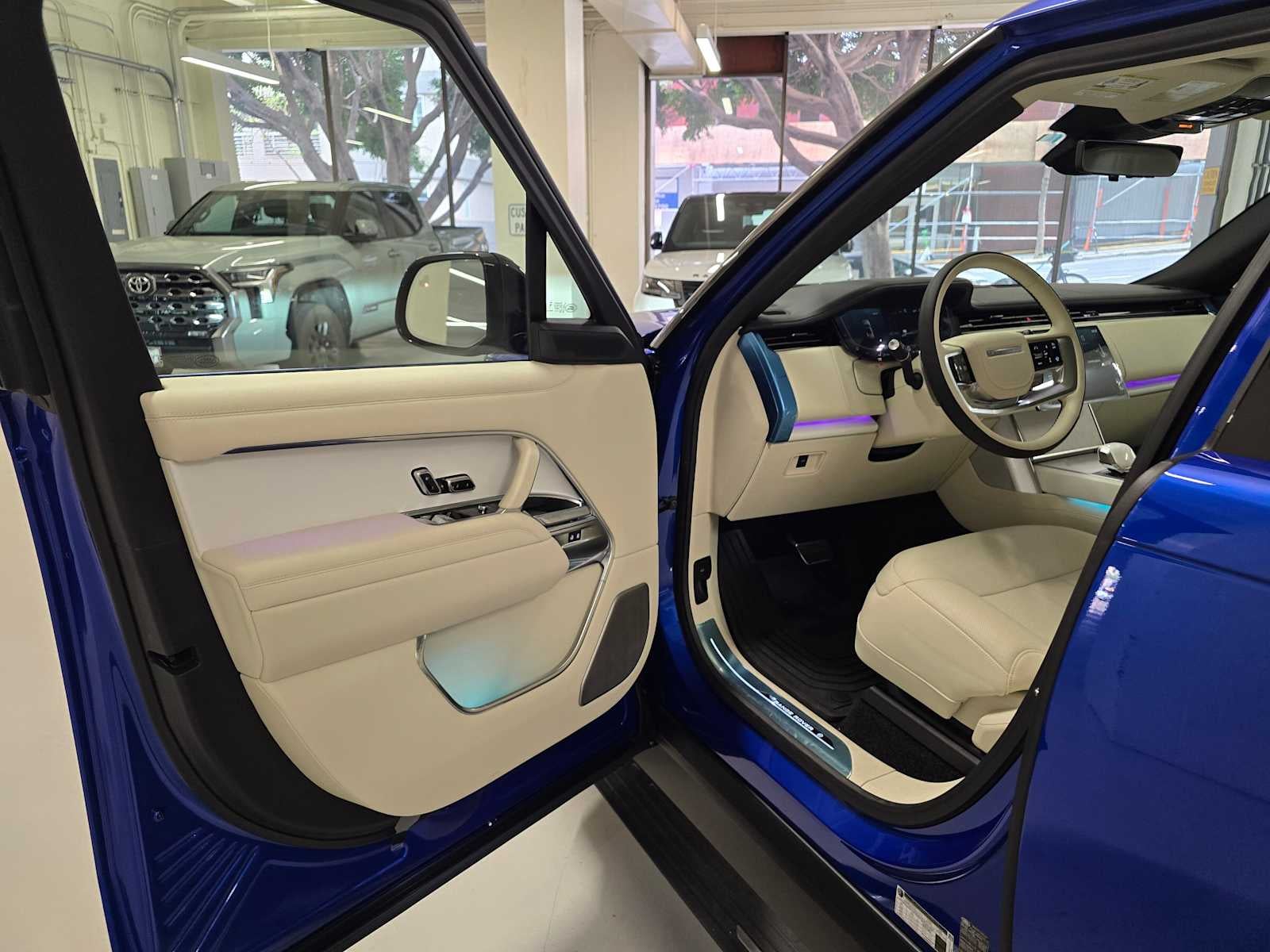 2025 Land Rover Range Rover SV