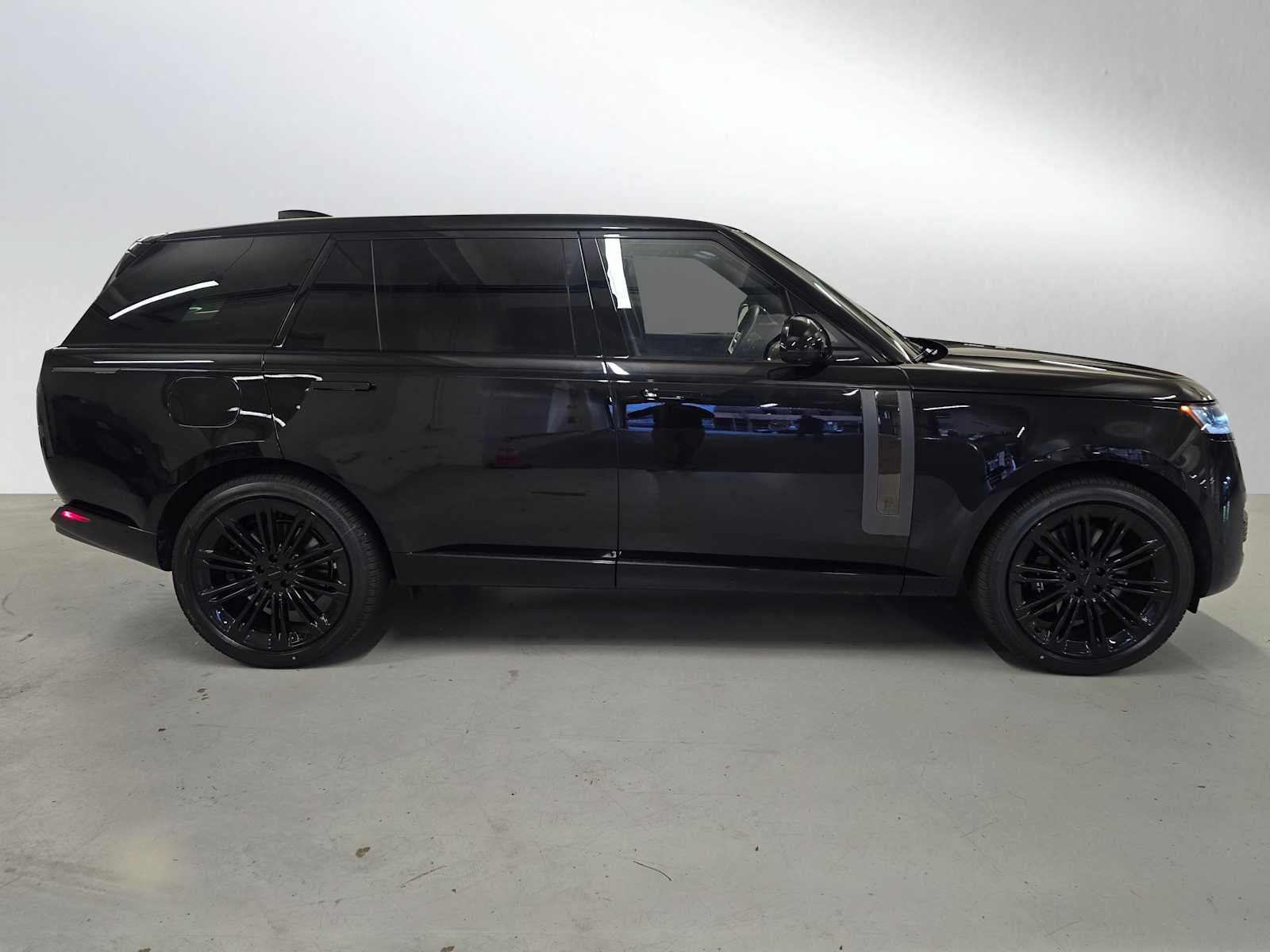 2026 Land Rover Range Rover SV