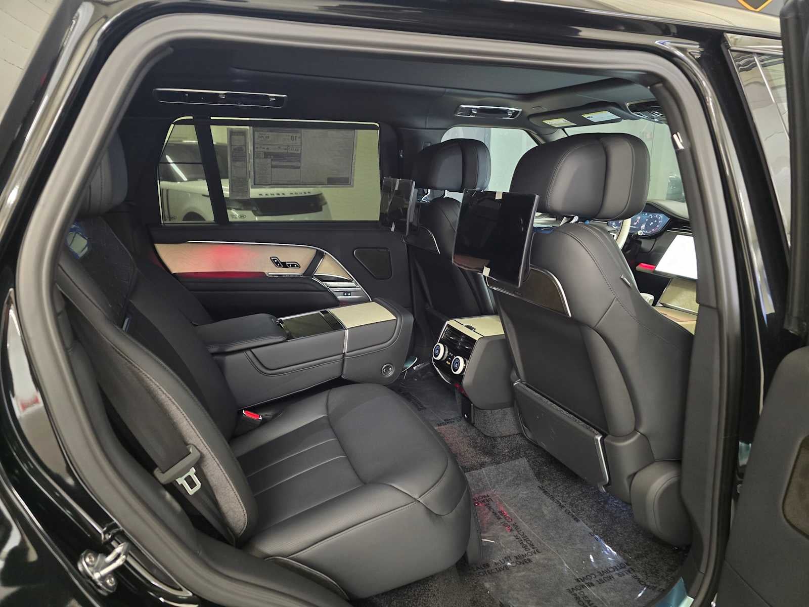2025 Land Rover Range Rover SV