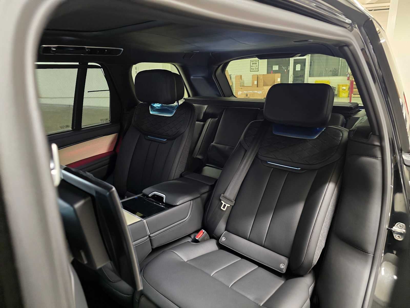 2025 Land Rover Range Rover SV