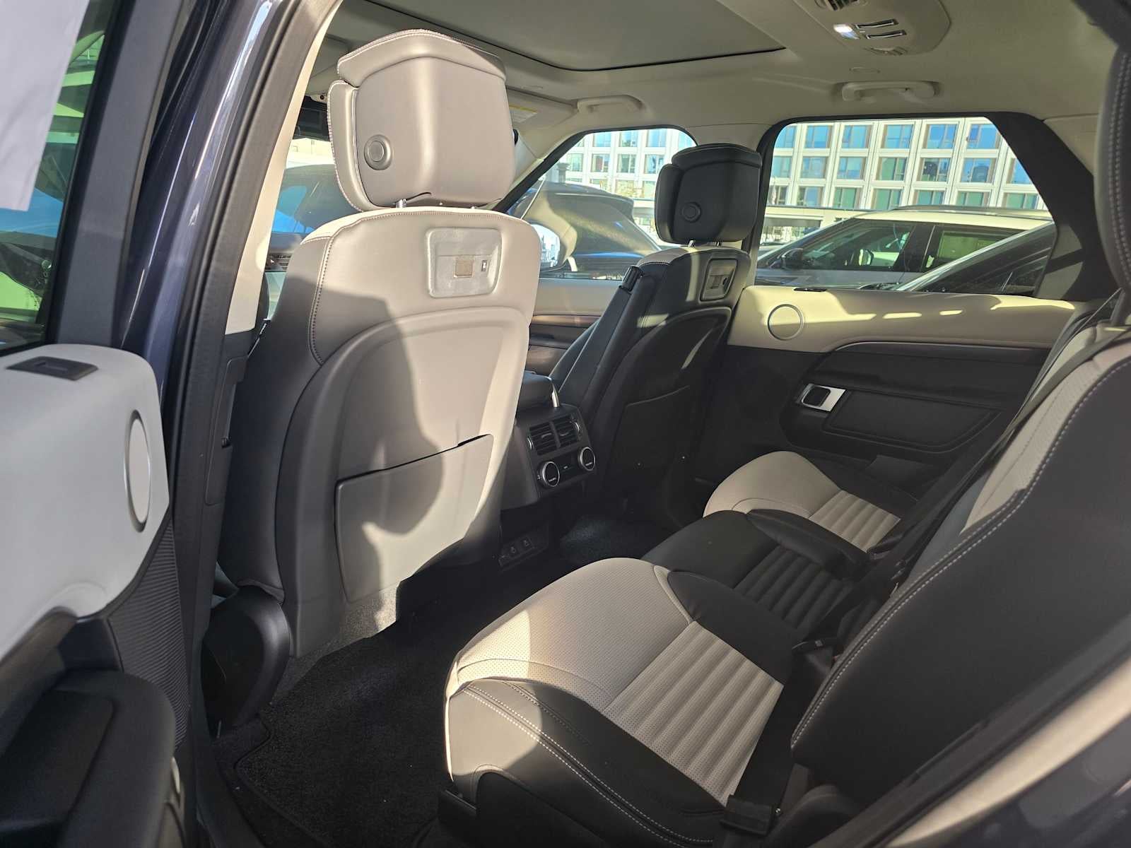 2025 Land Rover Discovery Metropolitan Edition