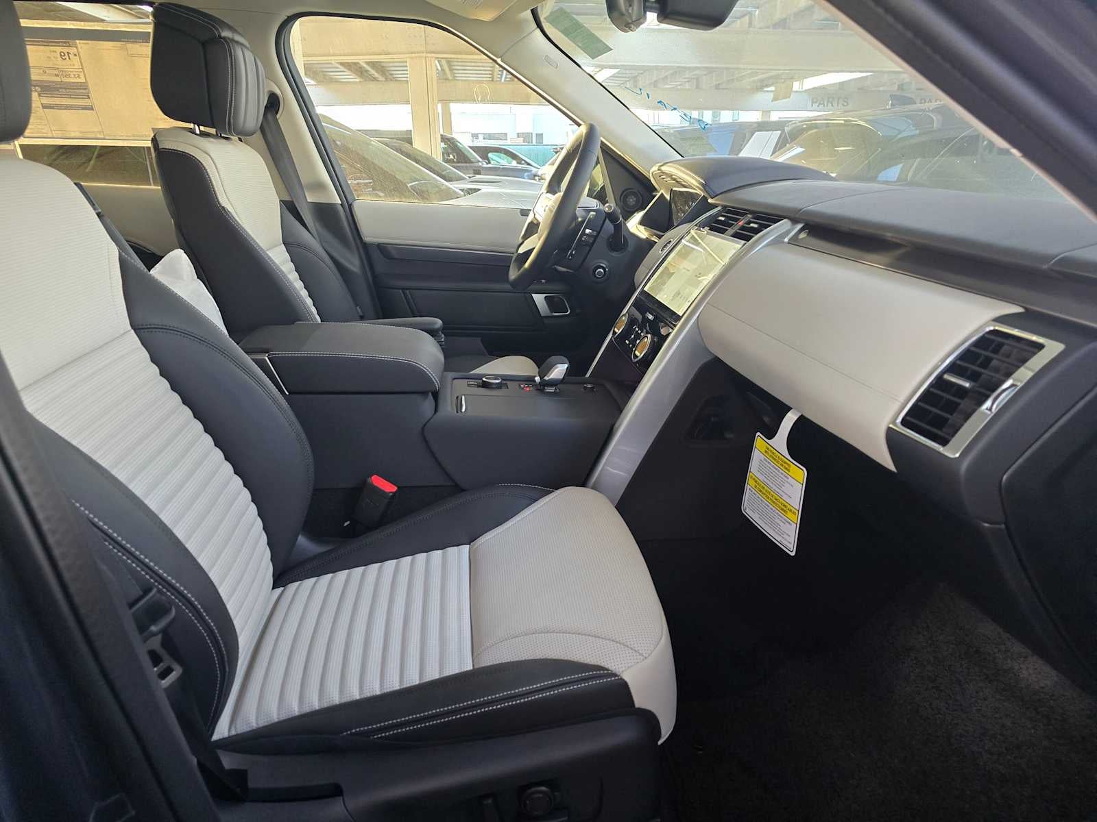 2025 Land Rover Discovery Metropolitan Edition