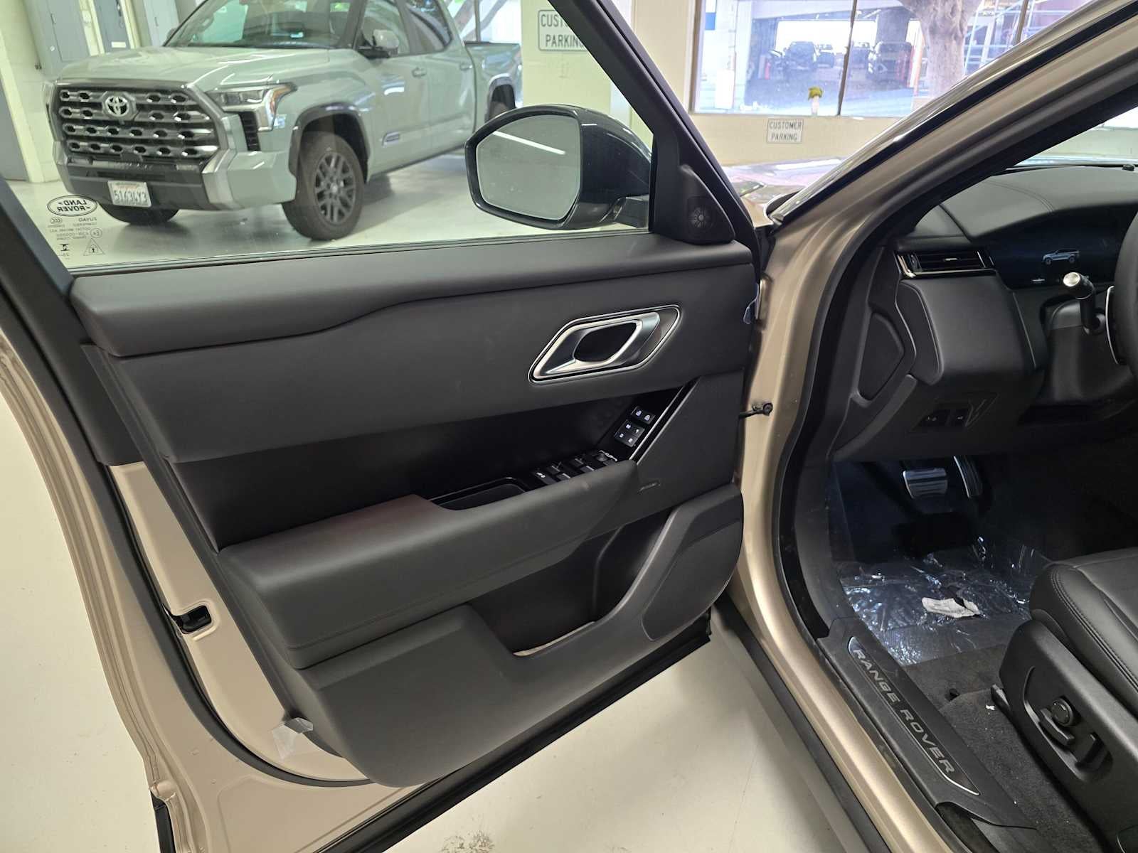 2026 Land Rover Range Rover Velar Dynamic SE
