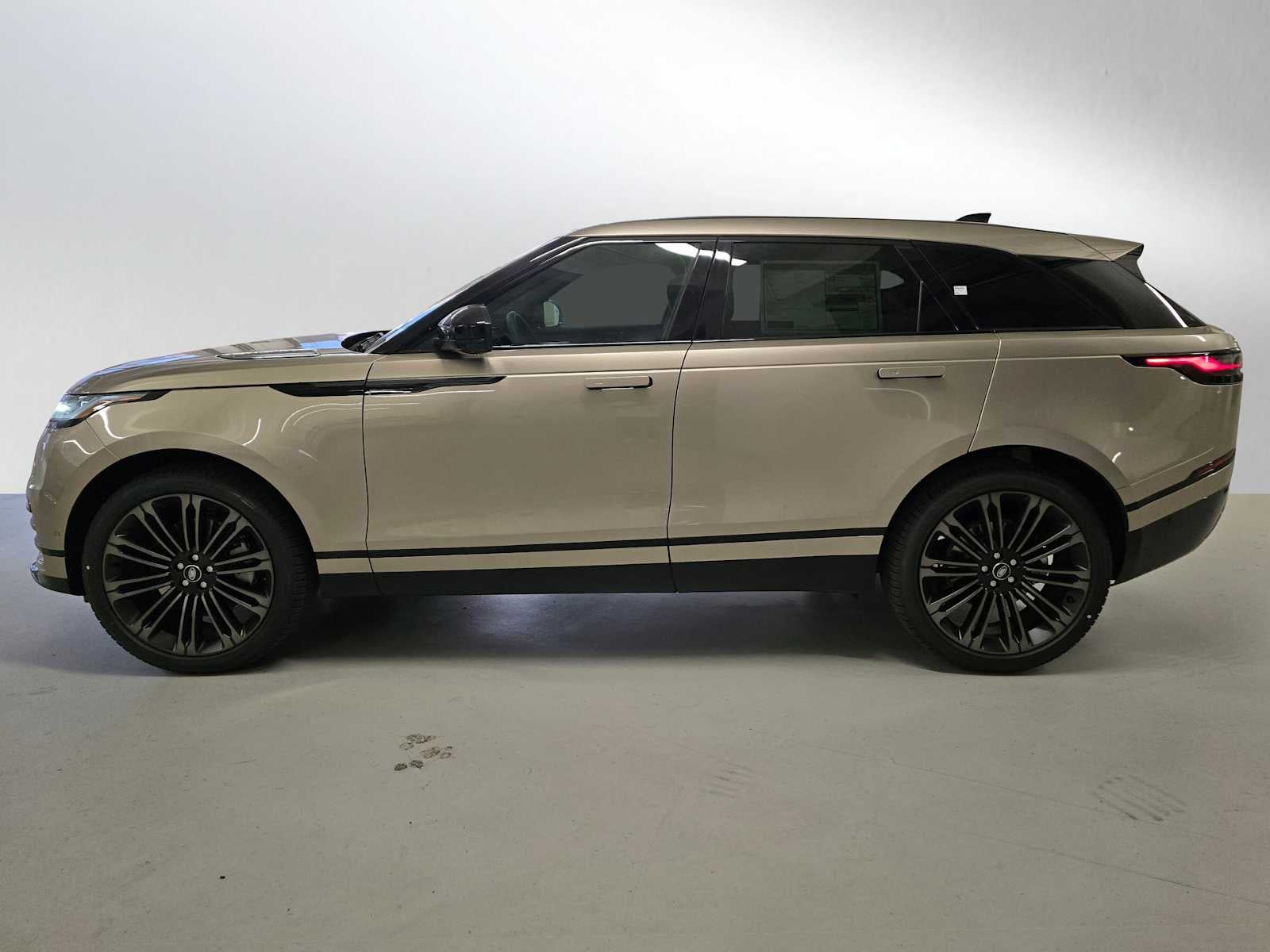 2026 Land Rover Range Rover Velar Dynamic SE