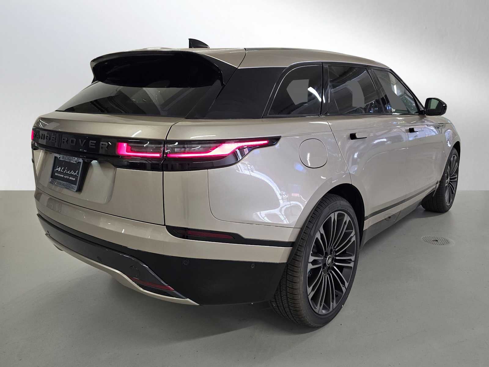 2026 Land Rover Range Rover Velar Dynamic SE