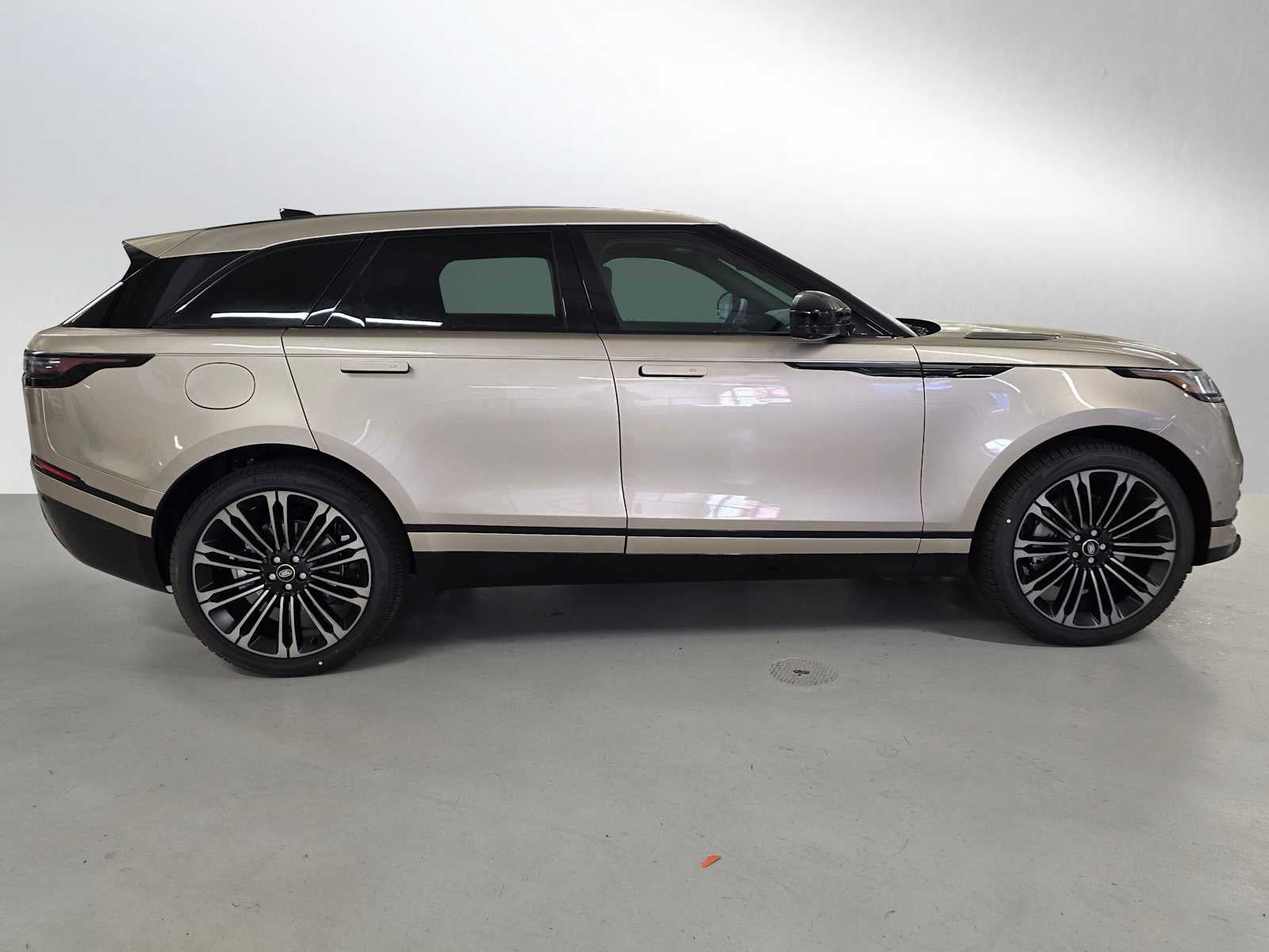 2026 Land Rover Range Rover Velar Dynamic SE