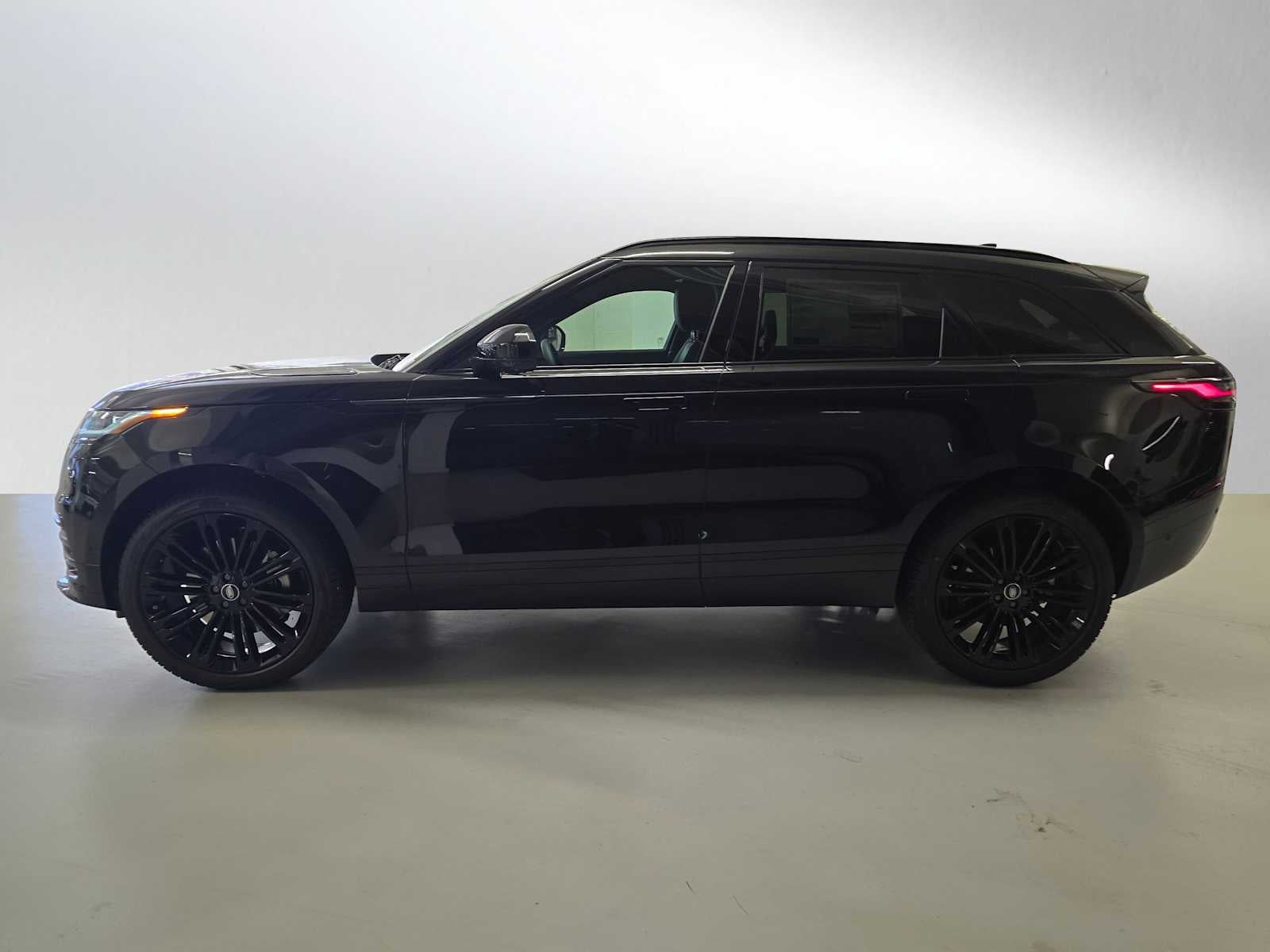 2026 Land Rover Range Rover Velar Dynamic SE