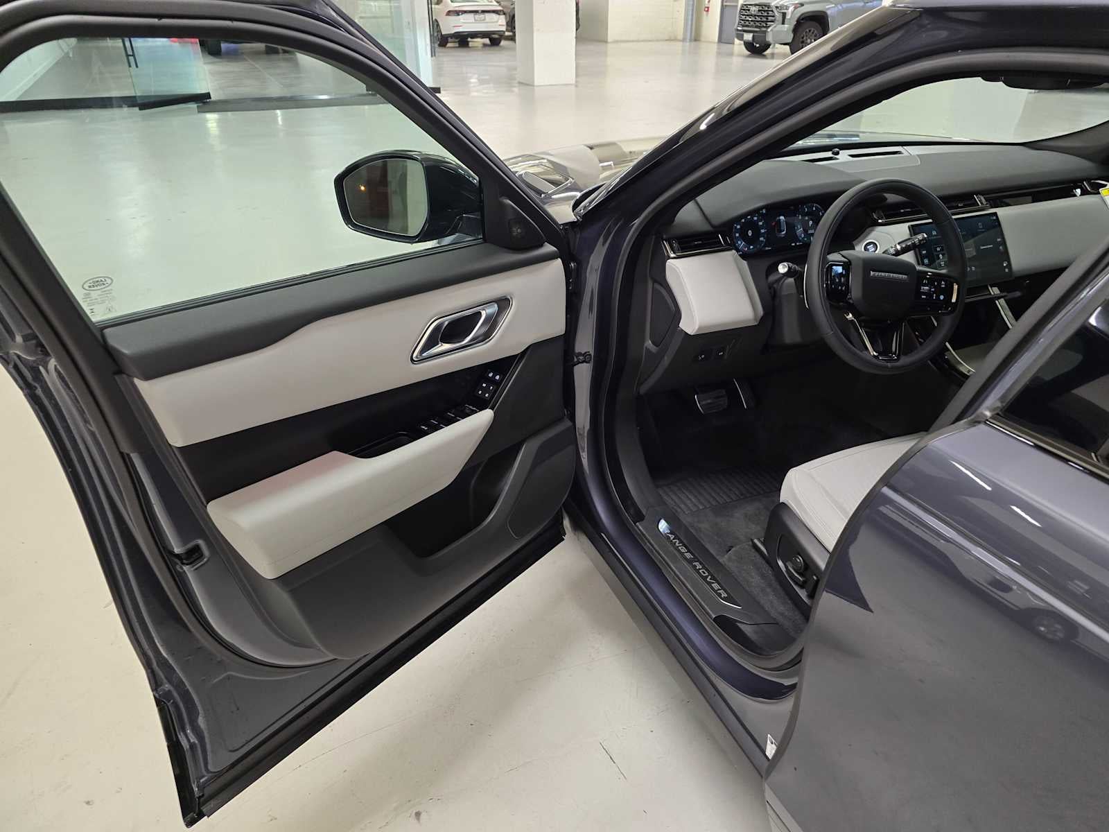 2026 Land Rover Range Rover Velar Dynamic SE