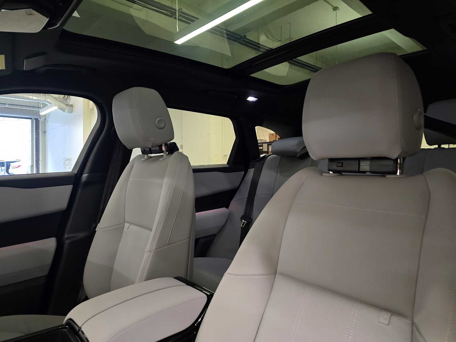 2026 Land Rover Range Rover Velar Dynamic SE
