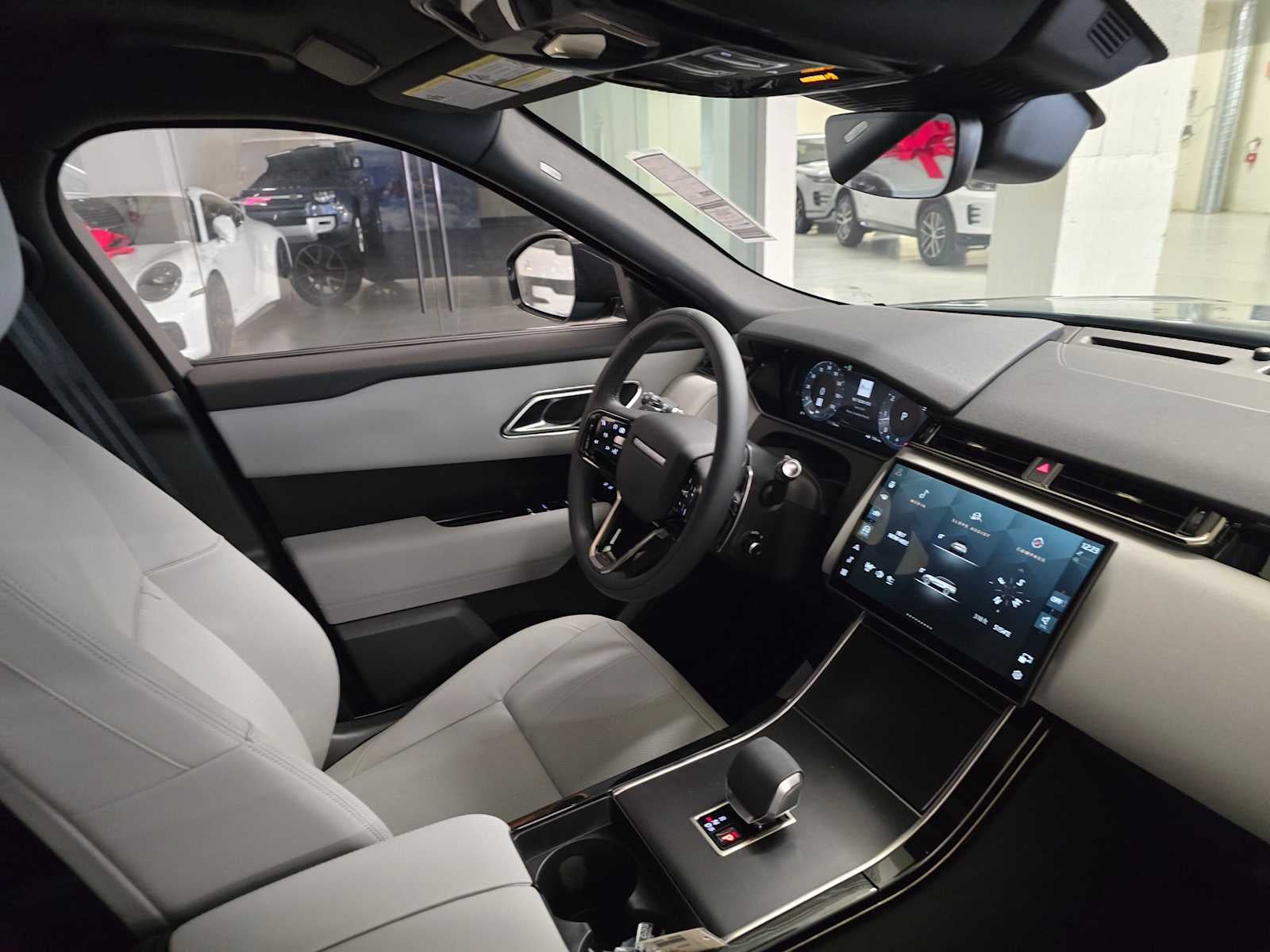 2026 Land Rover Range Rover Velar Dynamic SE
