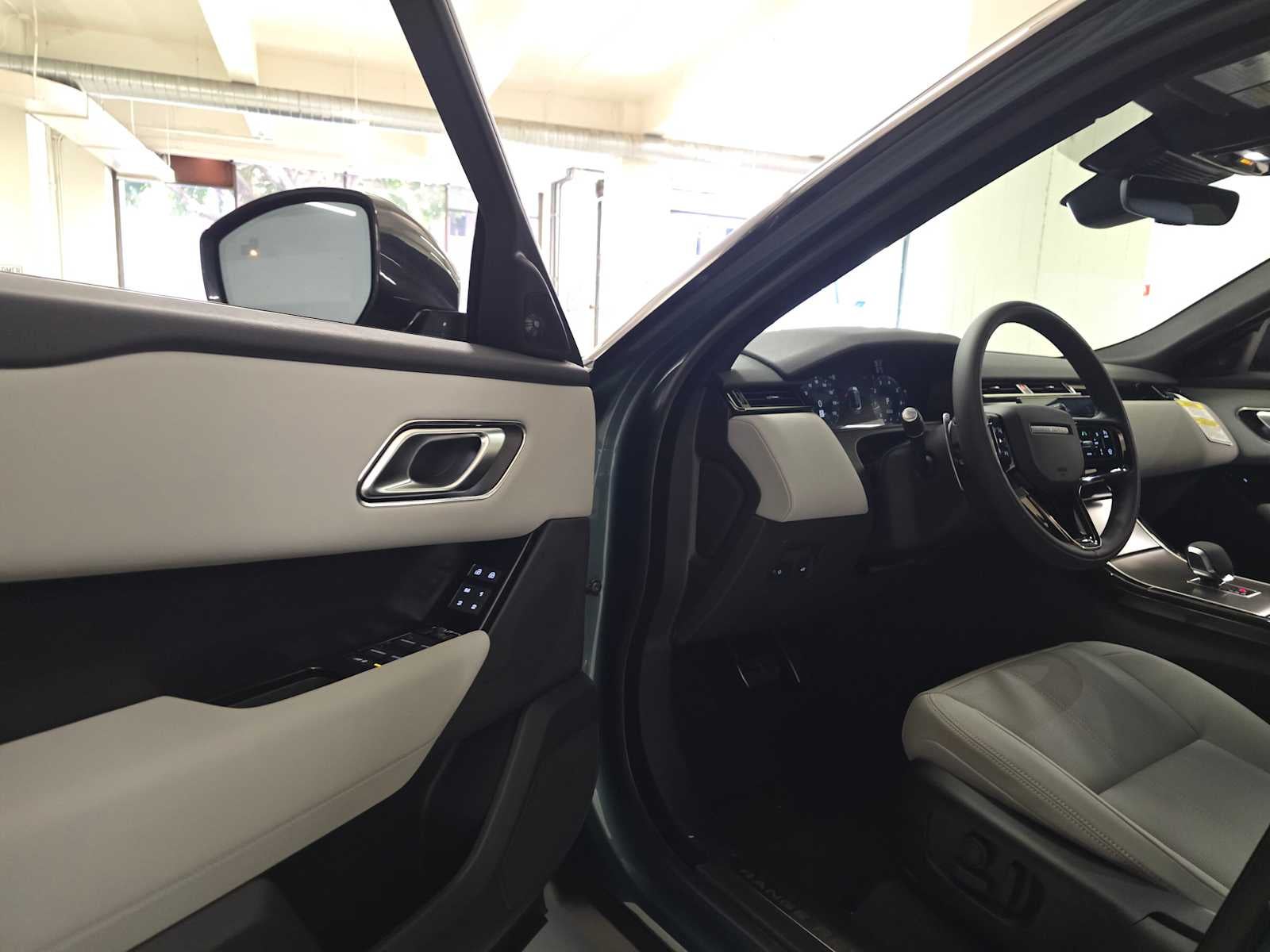 2026 Land Rover Range Rover Velar Dynamic SE