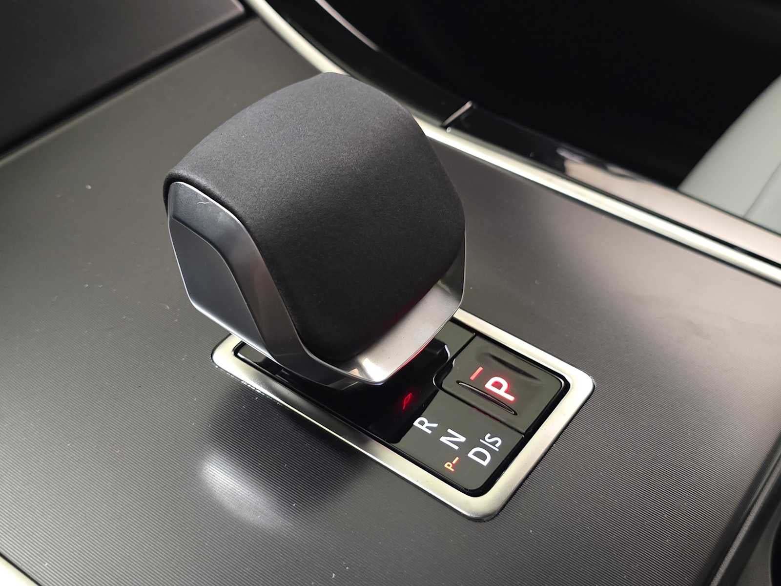 2026 Land Rover Range Rover Velar Dynamic SE
