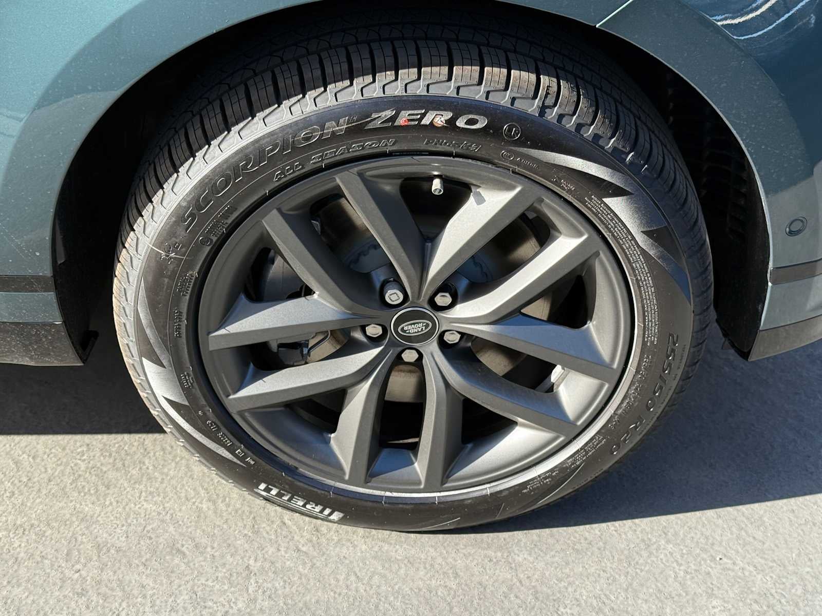 2026 Land Rover Range Rover Velar Dynamic SE