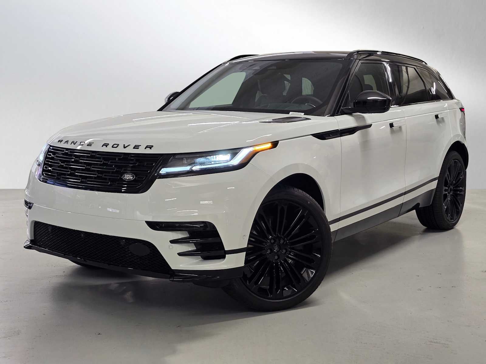 2026 Land Rover Range Rover Velar Dynamic SE