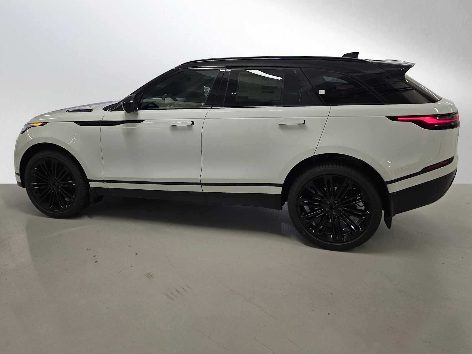 2026 Land Rover Range Rover Velar Dynamic SE