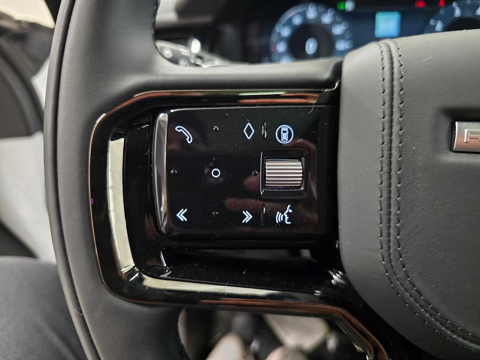 2026 Land Rover Range Rover Velar Dynamic SE