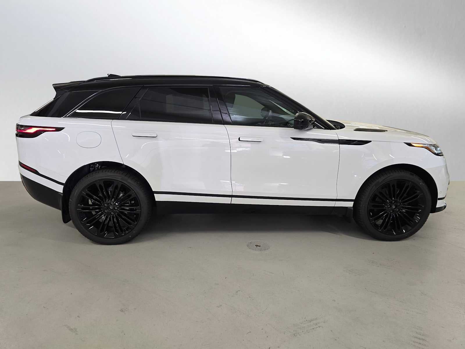 2026 Land Rover Range Rover Velar Dynamic SE