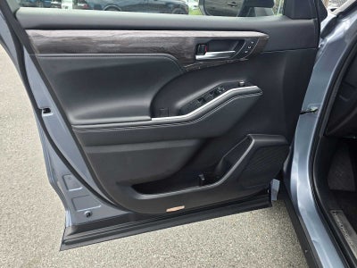 2022 Toyota Highlander Hybrid Platinum