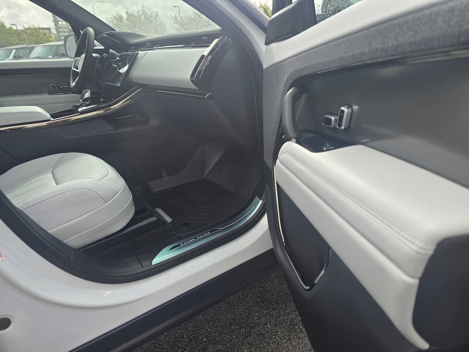 2026 Land Rover Range Rover Sport SE